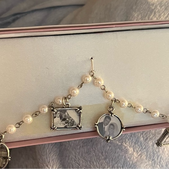 Memory Maker  silver & pearl bracelet w/ reversible picture frames NIB - Picture 7 of 9